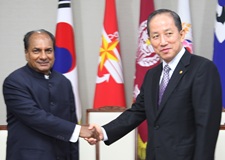 Indian defence minister AK Antony with his South Korean counterpart, KimTae-young